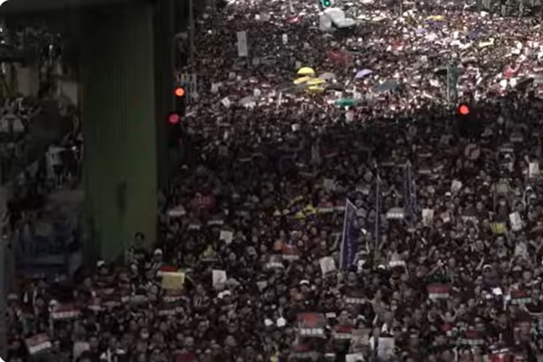 Hong Kong’da 45 aktivist hapis cezasına çarptırıldı