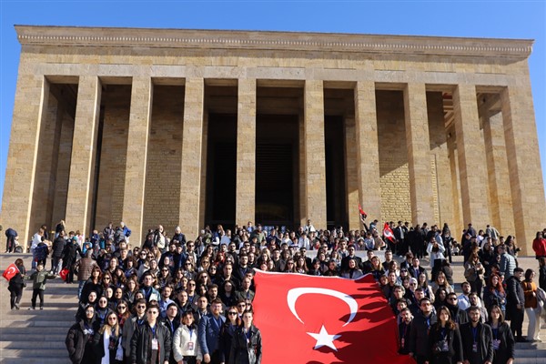 Bursalı 550 genç Anıtkabir’i ziyaret etti