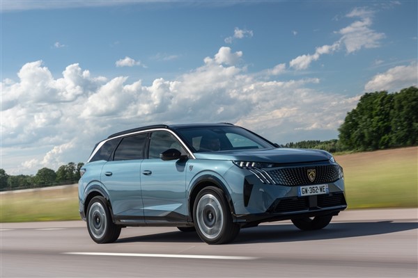 Peugeot’un yeni 5008 ve E-5008 modelleri Türkiye’de satışa sunuldu