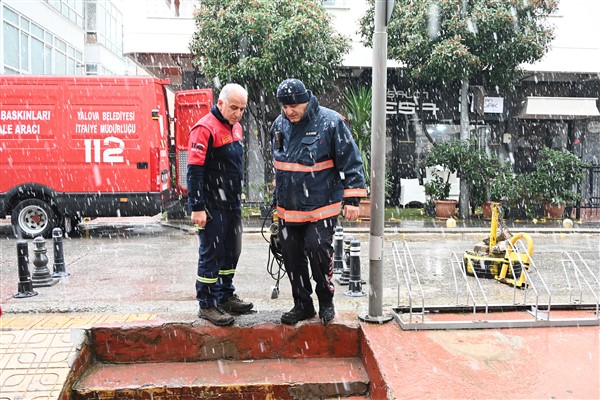Yalova Belediyesi’nden yoğun yağış ve lodosa karşı mücadele