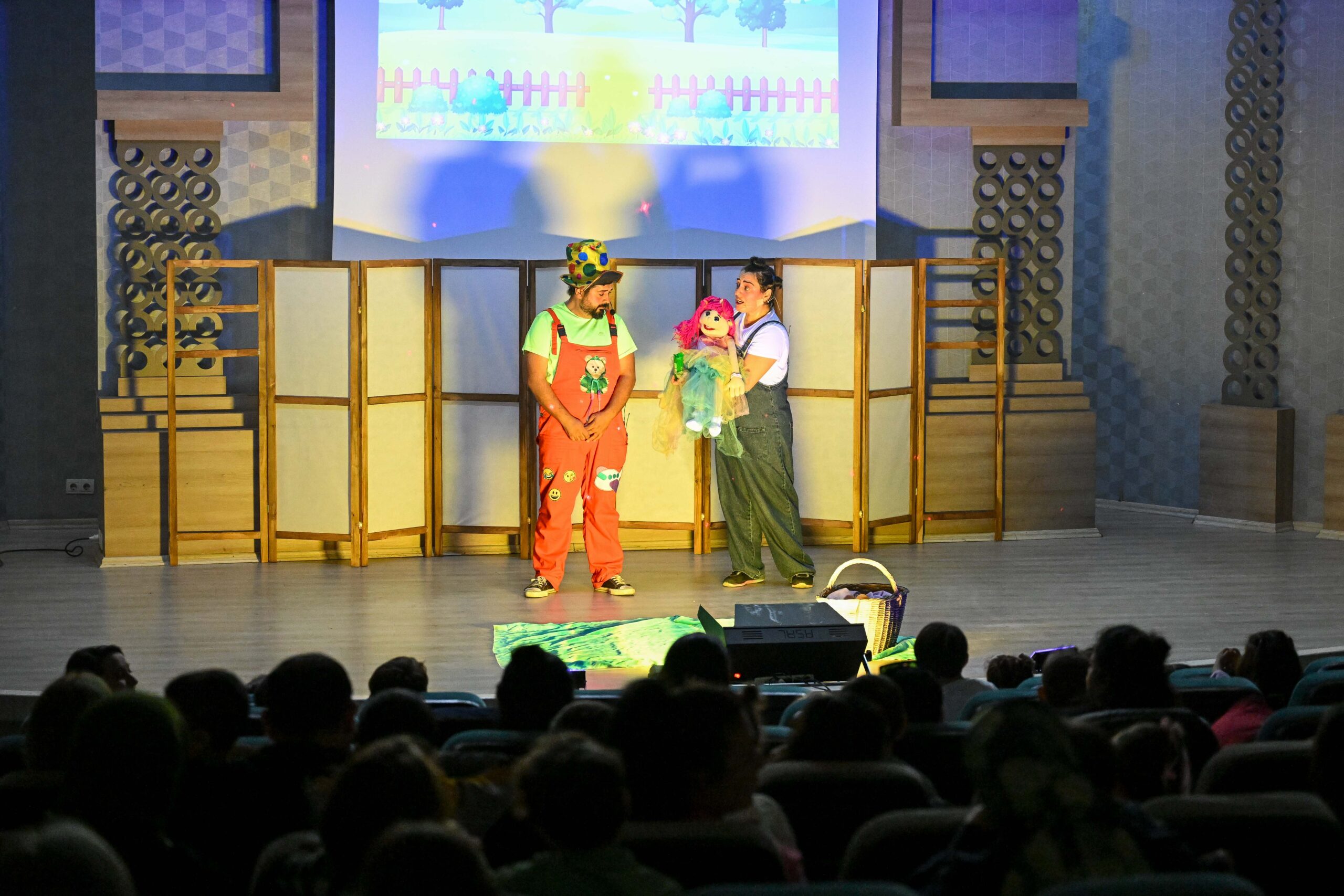 Bornova’da çocuklara yönelik kukla gösterisi