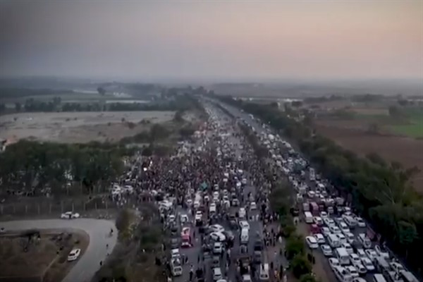 Pakistan’da İmran Han’ın destekçileri İslamabad’a yürürken polisle çatıştı