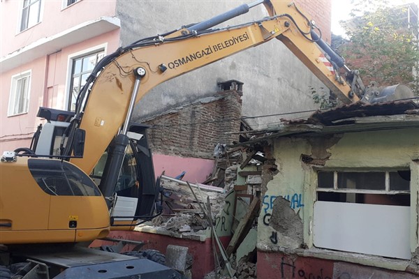 Osmangazi’de metruk bina yıkımları sürüyor