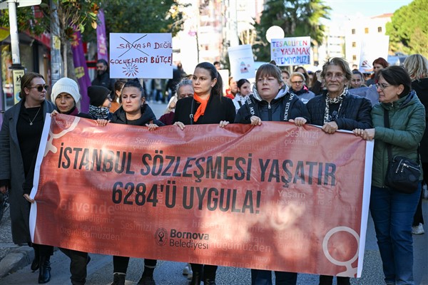 Bornova’da kadına yönelik şiddete karşı farkındalık için yürüyüş yapıldı
