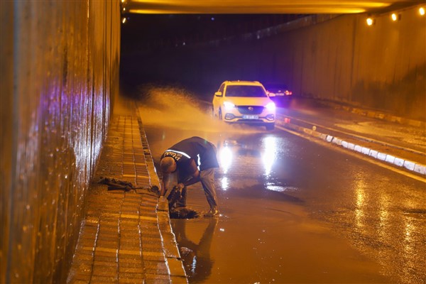 DİSKİ ekipleri, sel baskınlarına karşı ızgara temizliğini yaptı