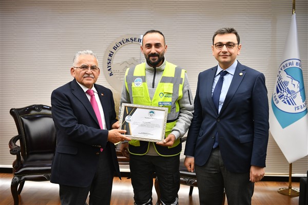 Başkan Büyükkılıç’tan bir gencin hayatını kurtaran personele teşekkür belgesi