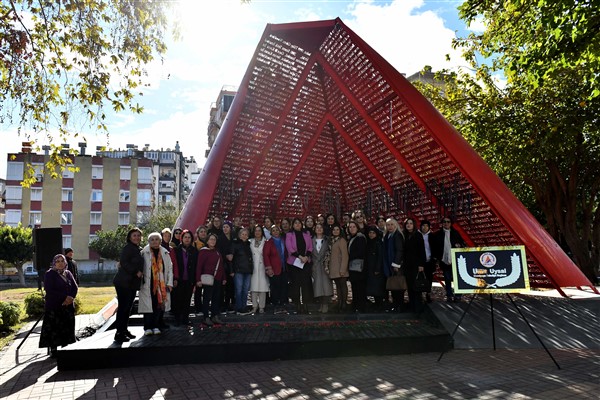 Muratpaşa’da, Al Yazmalım Anıtı önünde karanfil bırakıldı