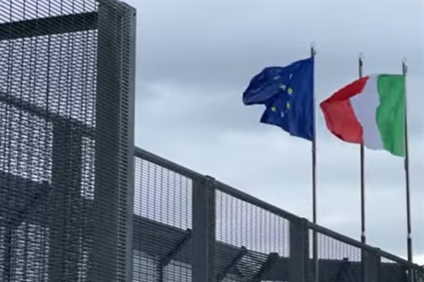 İtalya’nın Arnavutluk’taki göçmen kampları boş kaldı