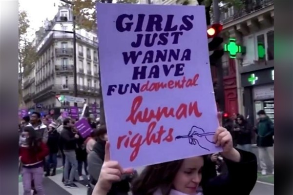 Fransa’da binlerce kişi kadınlara yönelik şiddeti protesto etti
