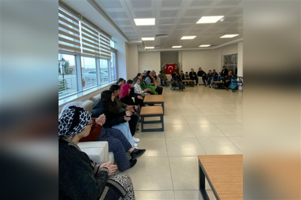 Emirdağ’da öğrenciler, Yaşlı Bakım ve Rehabilitasyon Merkezi’ni ziyaret etti
