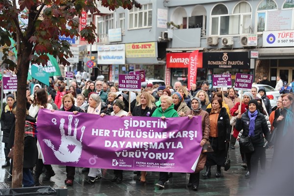 İzmit’te kadına yönelik şiddete karşı farkındalık yürüyüşü yapıldı