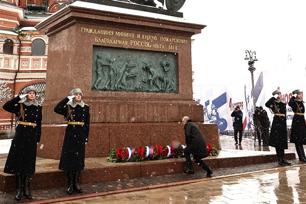 Putin, Kuzma Minin ve Dmitry Pozharsky anıtına çiçek bıraktı