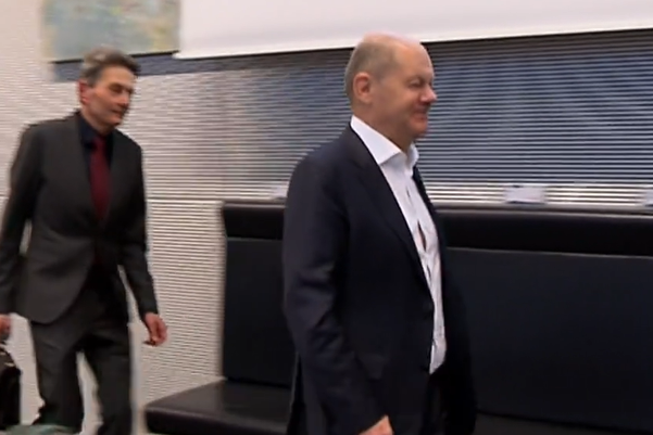 Scholz’un Sosyal Demokratların şansölye adayı olarak çekilmesi için baskı artıyor