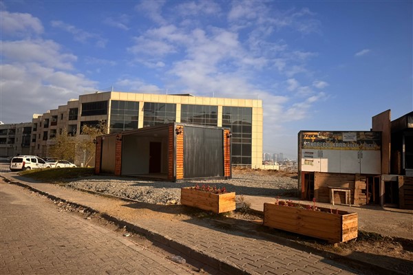 Esenyurt Belediyesi, Gökevler Mahallesi’nde kaçak yapıyı yıktı