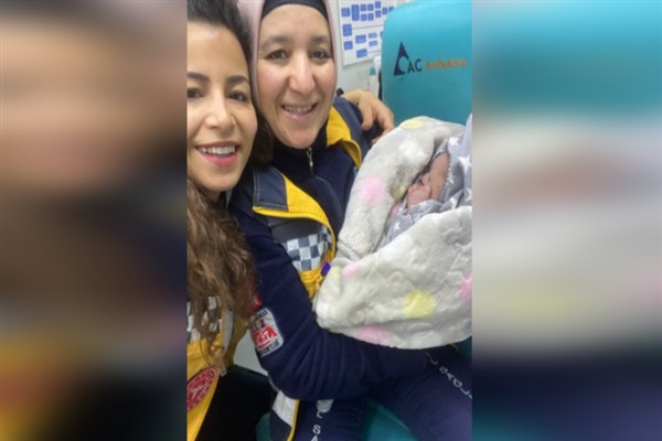 Şanlıurfa’da hamile kadın ambulansta doğum yaptı
