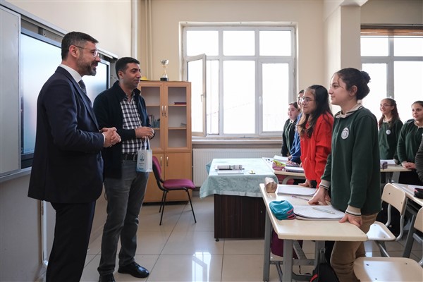 Başkan Tanğlay’dan Şehit Mahir Ayabak Ortaokulu’na ziyaret