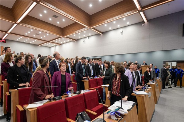 İzmir meclisinde Aydemir protestosu