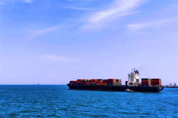 Ahırkapı önlerinde arızalanan tanker, Küçükçekmece’ye demirletildi