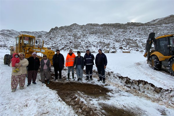 Akseki’de karda mahsur kalan 3 aile kurtarıldı