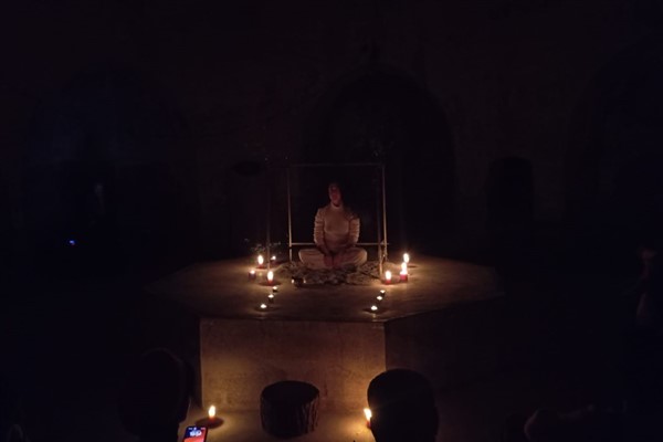 Diyarbakır Sur’da deneysel sahne performansı: “Göz göze”