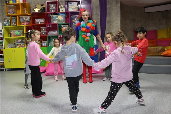 Düşündüren Masallar Şenliği’nde çocuklar doyasıya eğlendi