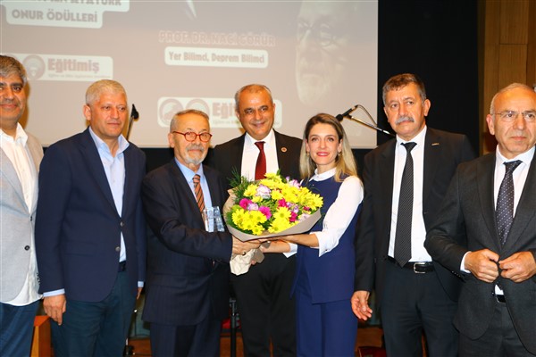 16. Başöğretmen Atatürk Onur Ödülü Naci Görür’e verildi