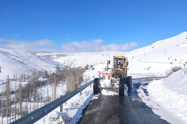 Kayseri Büyükşehir Belediyesi’nin kırsalda karla mücadelesi devam ediyor
