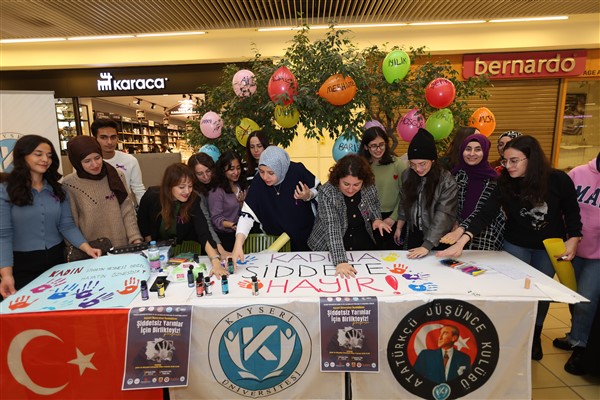 Kayseri Büyükşehir’den kadına şiddete karşı farkındalık standı