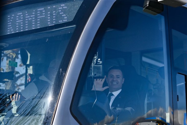 Ahmet Akın, direksiyona geçerek test sürüşü yaptı