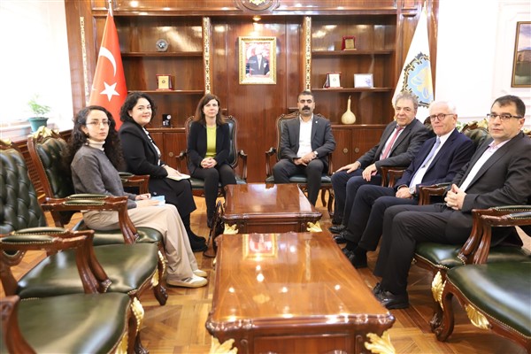 Demokratik Gelişim Enstitüsü’nden Diyarbakır Büyükşehir Belediyesi Eş Başkanlarına ziyaret