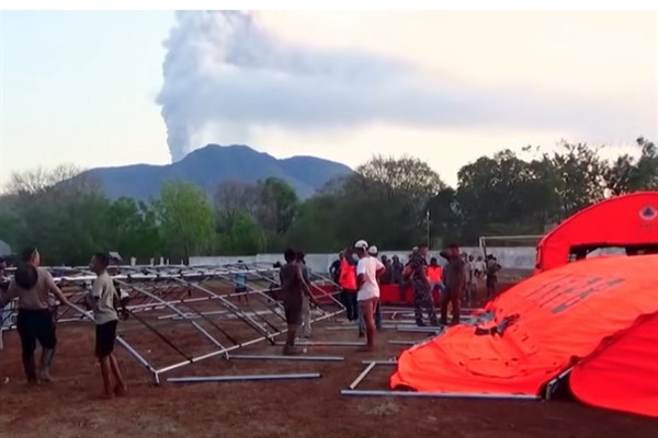 Endonezya’da yanardağın kül püskürtmesi sonucu Bali’ye uçuşlar iptal edildi