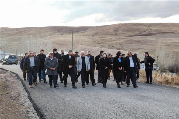 Eşbaşkanlar Şedal ve Zeydan Özalp’taki yol çalışmalarını inceledi