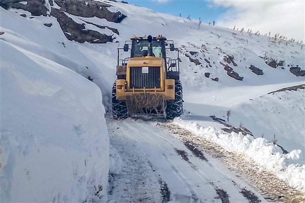 Van Büyükşehir Belediyesi’nden kar temizleme ve yol çalışması