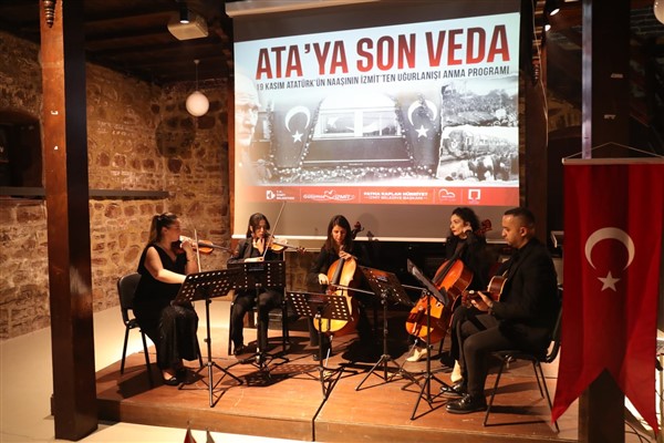 İzmit’te Atatürk’ün naaşının Ankara’ya uğurlanışının yıl dönümü anıldı