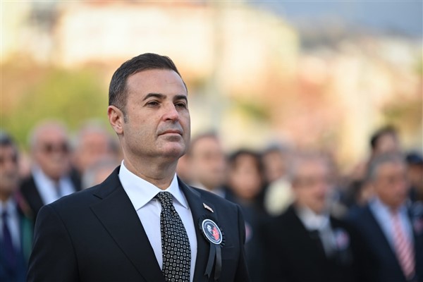 Başkan Akın, Atatürk Anıtı’na çelenk bıraktı