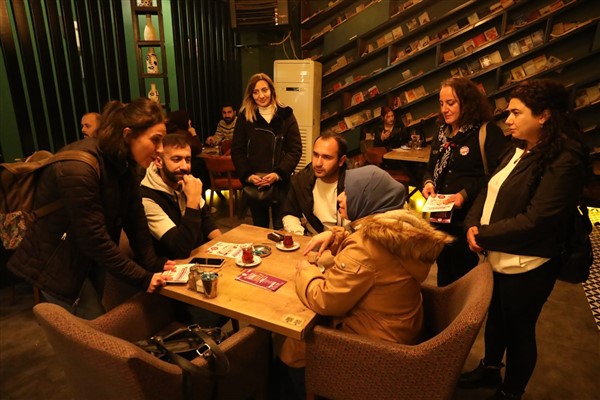 Diyarbakır’da kahvelerde kadına yönelik şiddete dikkat çekilen broşürler dağıtıldı