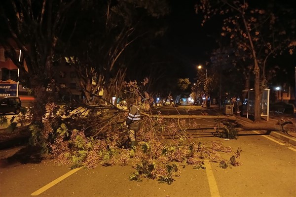Antalya Büyükşehir, fırtına sonrasında meydana gelen olaylara müdahale ediyor