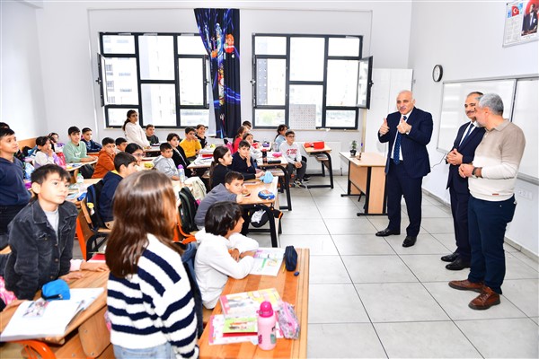 Diyarbakır Valisi Zorluoğlu, Gazi Yaşargil İlkokulu’nu ziyaret etti