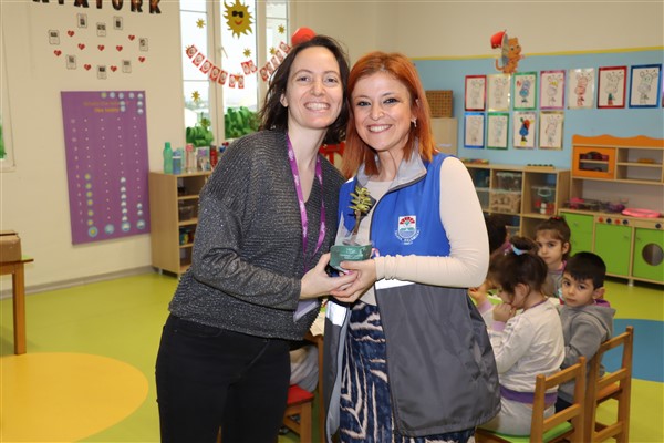 Yalova Belediyesi, öğretmenlere çiçek hediye etti