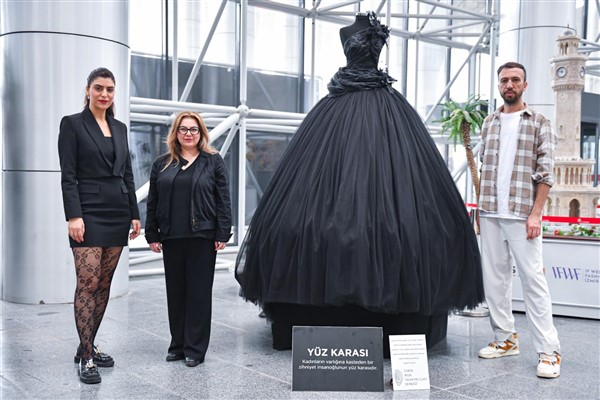 IF Wedding Fashion’da kadına yönelik şiddete siyah gelinlikle dikkat çekildi