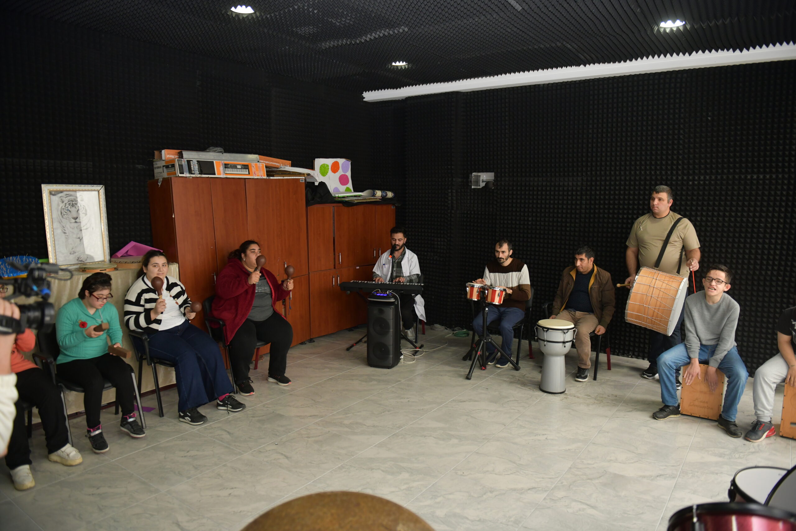 Özel öğrencilere iletişim becerilerini geliştirmek amacıyla müzik eğitimi