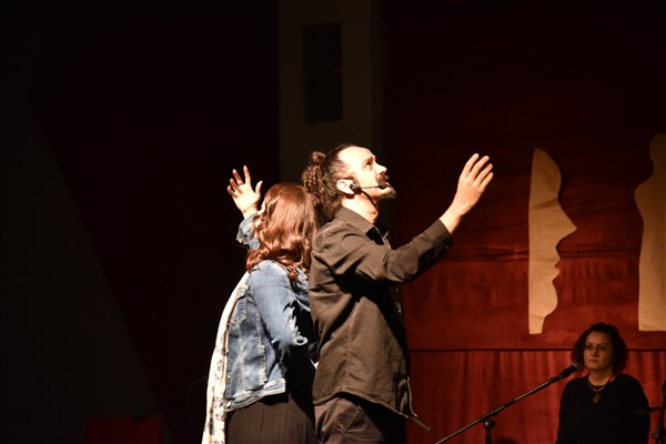 Manisa’da ‘İnsanca’ adlı müzik gösterisi sahneledi