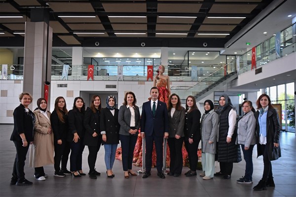 Balıkesirli kadınlardan “kadına şiddete” karşı 10 bin 10 çınar yaprağından gelinlik