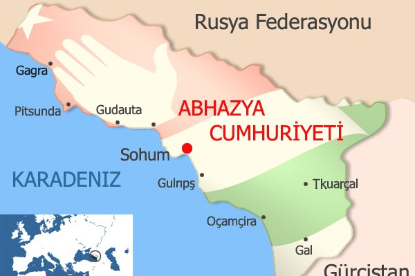 Abhazya’da protestocular parlamento önündeki askeri teçhizatı iade ediyor