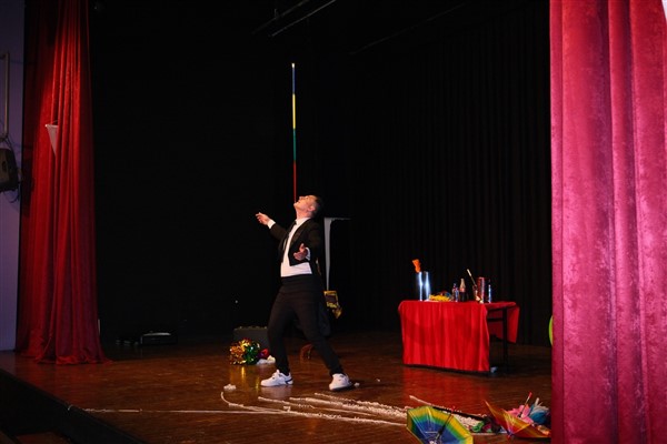 Yalova’da çocuklar sihirbaz ve jonglör gösterisiyle eğlendi