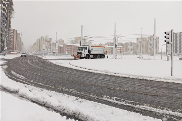 Kayseri Büyükşehir, mevsimin ilk karında 340 personel ve 130 araç ile görev yapıyor