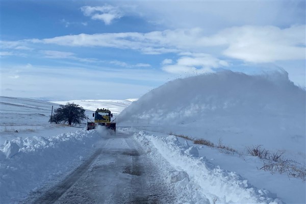 Malatya Büyükşehir ekiplerinin, karla mücadele çalışmaları kırsalda yoğunlaştı