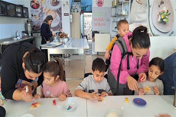 Çocuklar, ‘Ara Tatilde Minik Şefler Mutfak Atölyesi’nde buluştu