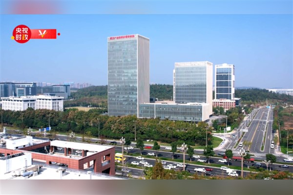 Xi, Wuhan Endüstriyel İnovasyon Geliştirme Enstitüsü’nü ziyaret etti