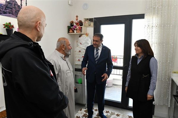 Şanlıurfa Valisi Şıldak, deprem konutlarına yerleşen aileleri ziyaret etti